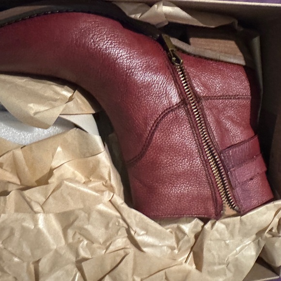 Lucky Brand Red Ankle Boots - Picture 1 of 3